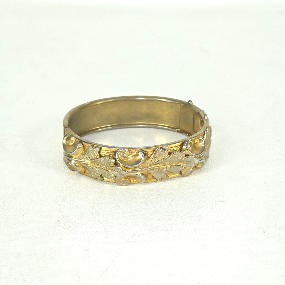 Vintage 1970s Floral Gold Tone‎ Hinged Bangle Bracelet Raised Leaf Scroll Design